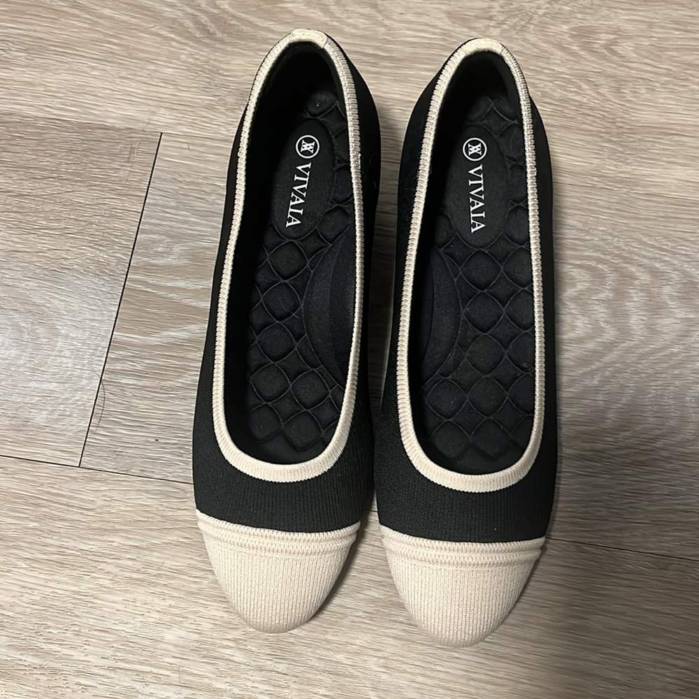 VIVAIA (NWOT) Julie Pro Almond-Toe Chunky Heels, Black/Cream, Size 39 (8 US) - Picture 5 of 11